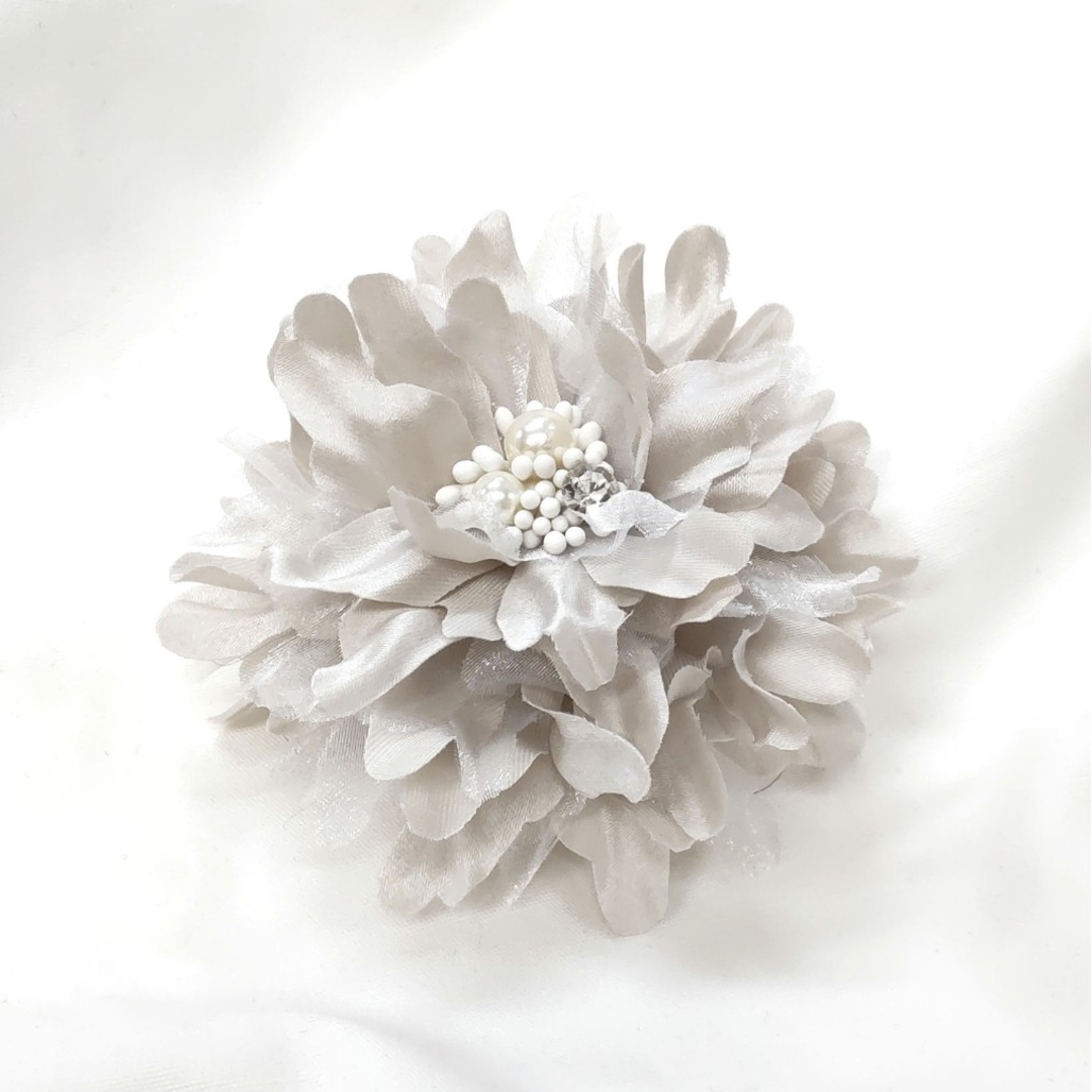 ライトグレイの石/パール付お花モチーフコサージュ レディースのアクセサリー(ブローチ/コサージュ)の商品写真