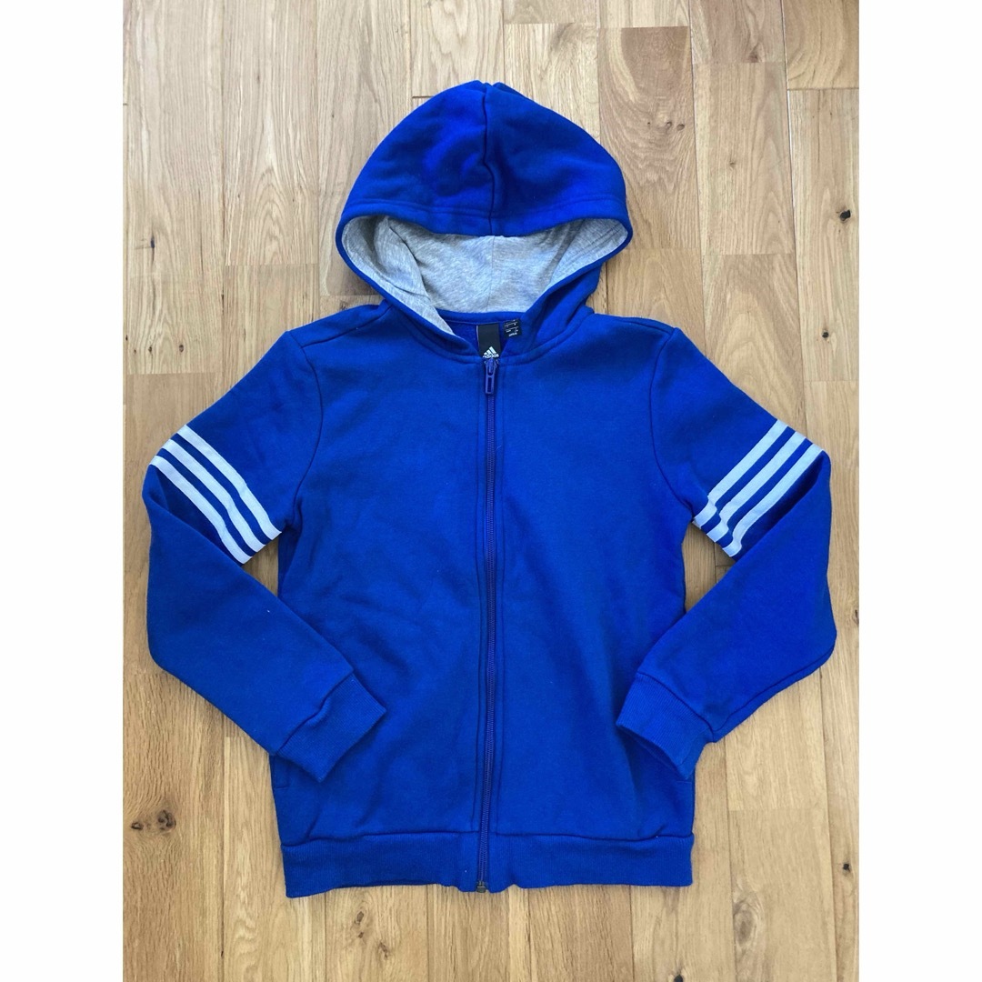 adidas(アディダス)のアディダス　裏起毛パーカー　140 キッズ/ベビー/マタニティのキッズ服男の子用(90cm~)(ジャケット/上着)の商品写真