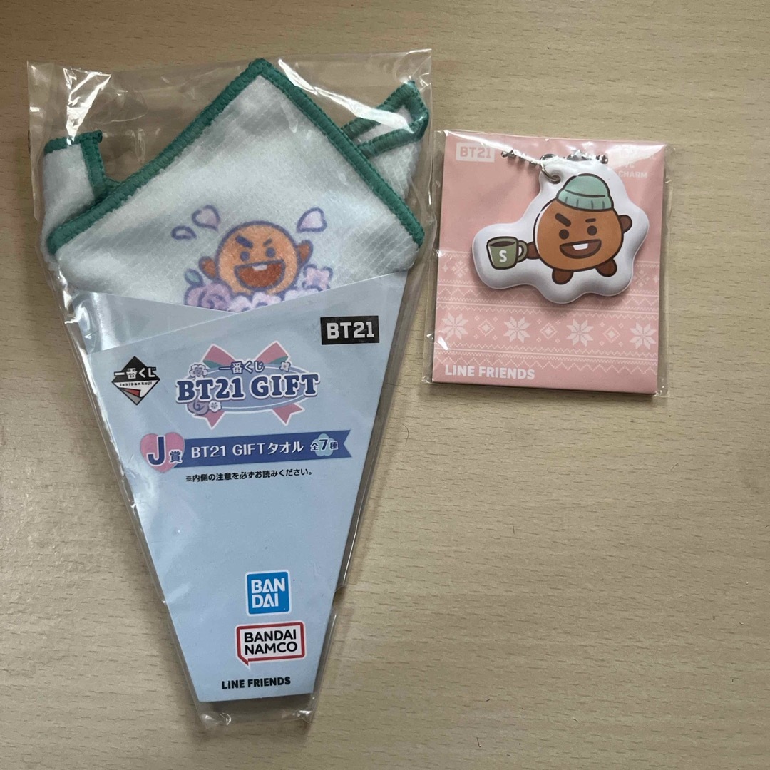 BT21(ビーティーイシビル)のBT21 GIFT タオル ＆PVCチャーム エンタメ/ホビーのアニメグッズ(タオル)の商品写真