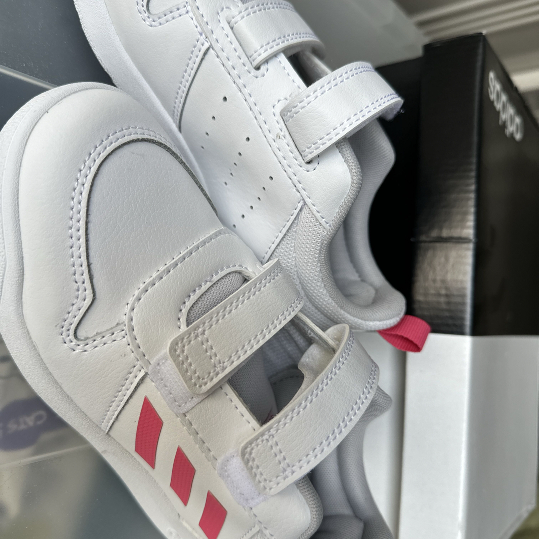 adidas(アディダス)のアディダススニーカー キッズ/ベビー/マタニティのキッズ靴/シューズ(15cm~)(スニーカー)の商品写真