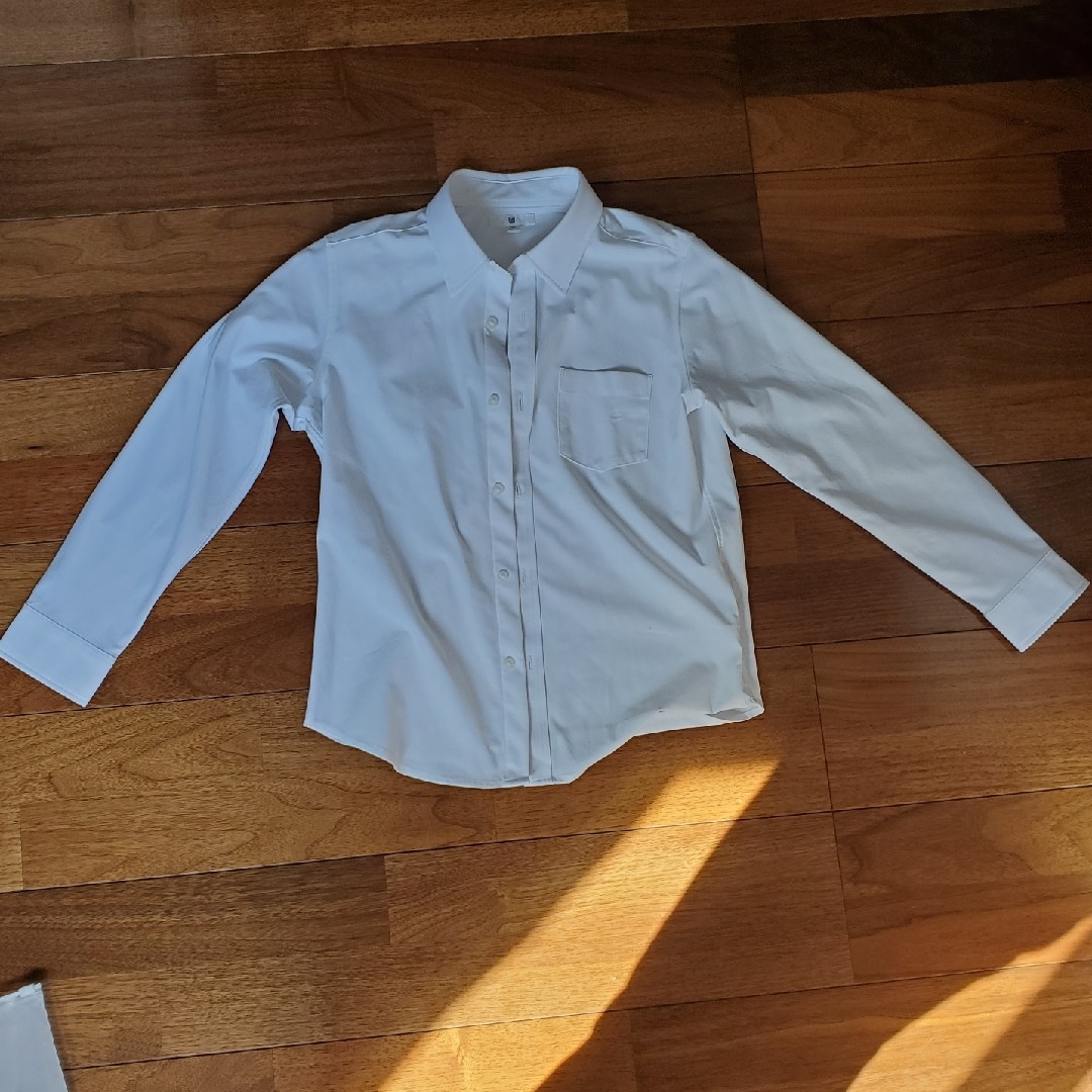 UNIQLO(ユニクロ)のユニクロ140Yシャツ キッズ/ベビー/マタニティのキッズ服男の子用(90cm~)(ブラウス)の商品写真