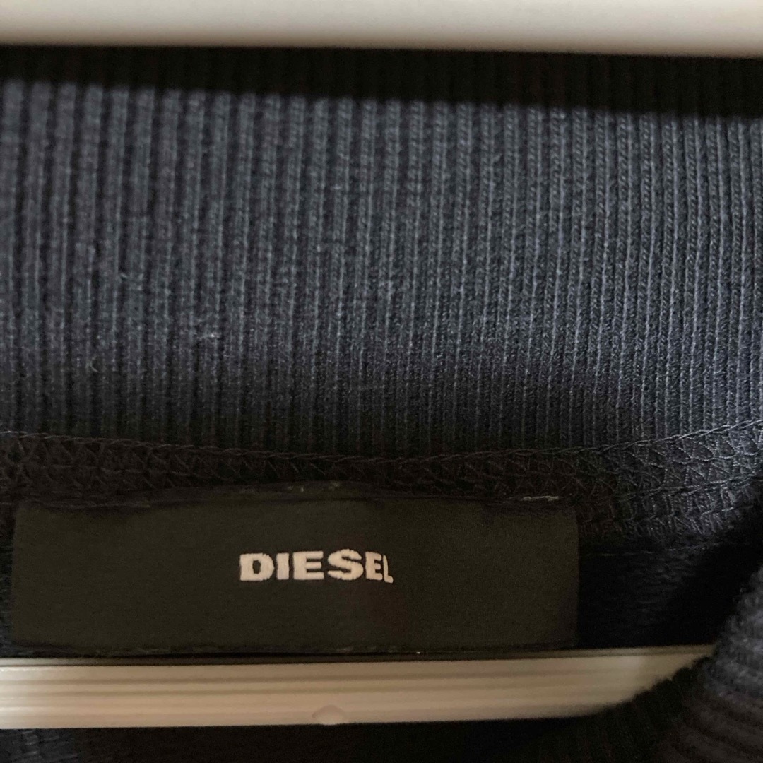 DIESEL(ディーゼル)のDIESEL ハイネック　ダメージトレーナー　未使用 レディースのトップス(トレーナー/スウェット)の商品写真