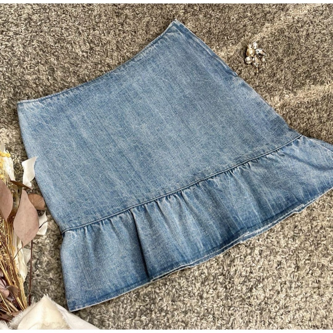 JILLSTUART(ジルスチュアート)のJILL STUARTジルスチュアート　斜め裾フリル　デニムスカート（M） レディースのスカート(ミニスカート)の商品写真