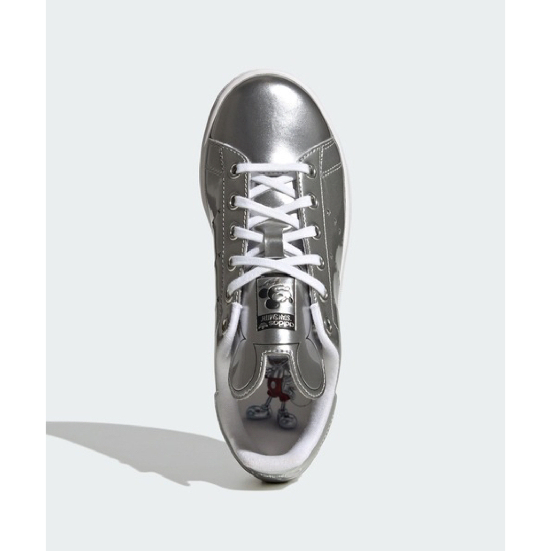 adidas(アディダス)の新品タグ付きadidasディズニーミッキースニーカー　シルバー　スタンスミス レディースの靴/シューズ(スニーカー)の商品写真