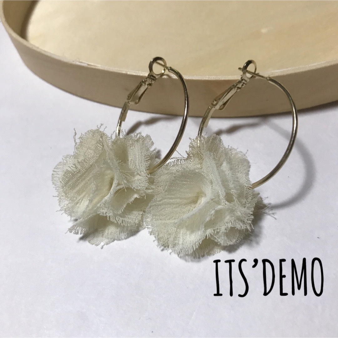 ITS'DEMO(イッツデモ)のITS’DEMO/イッツデモ☻フラワーフープピアス レディースのアクセサリー(ピアス)の商品写真