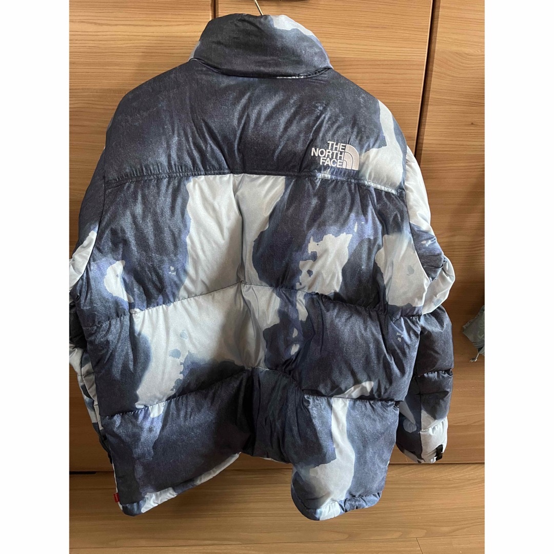 Supreme(シュプリーム)のBleached Denim Print Nuptse JacketIndigo メンズのジャケット/アウター(ダウンジャケット)の商品写真