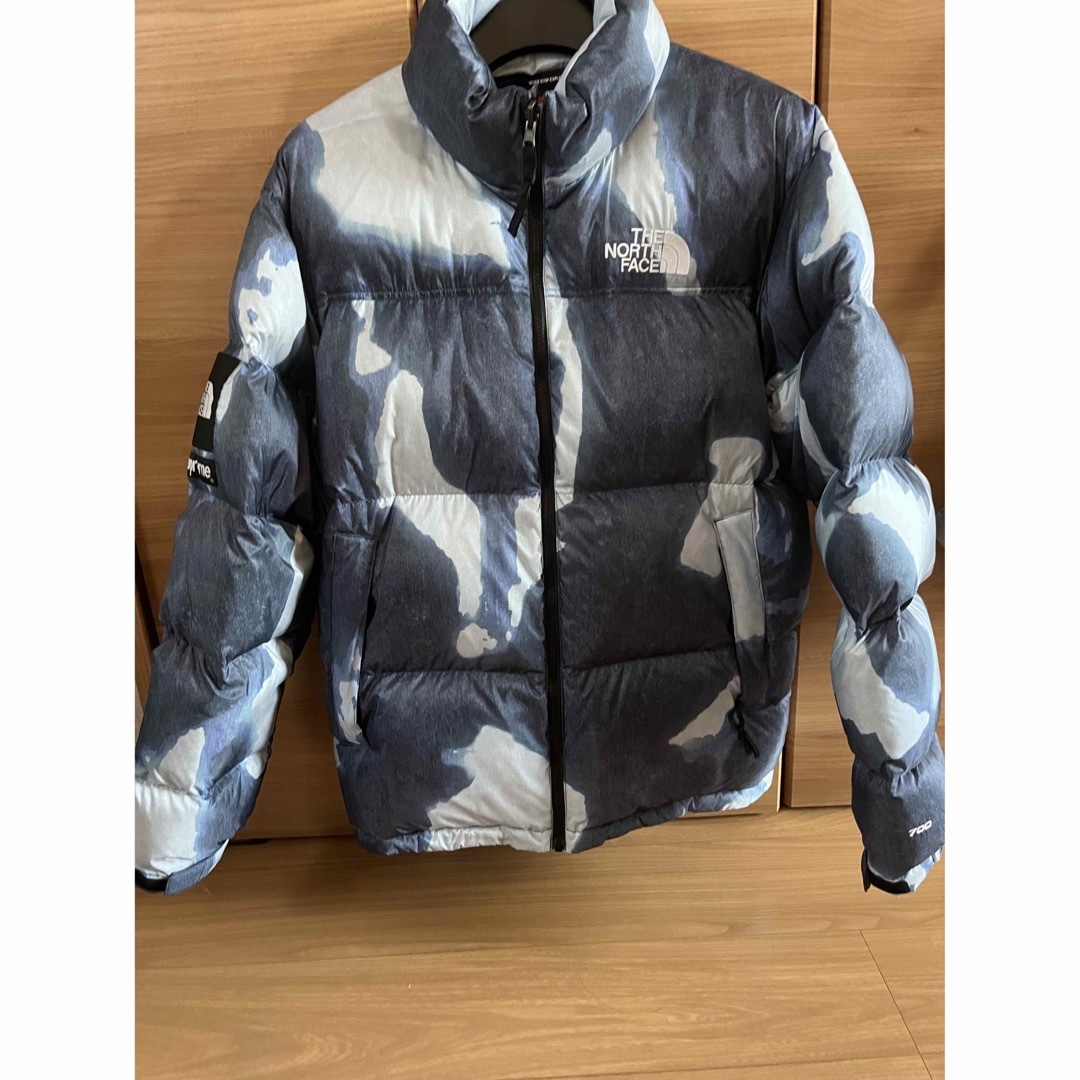 Supreme(シュプリーム)のBleached Denim Print Nuptse JacketIndigo メンズのジャケット/アウター(ダウンジャケット)の商品写真