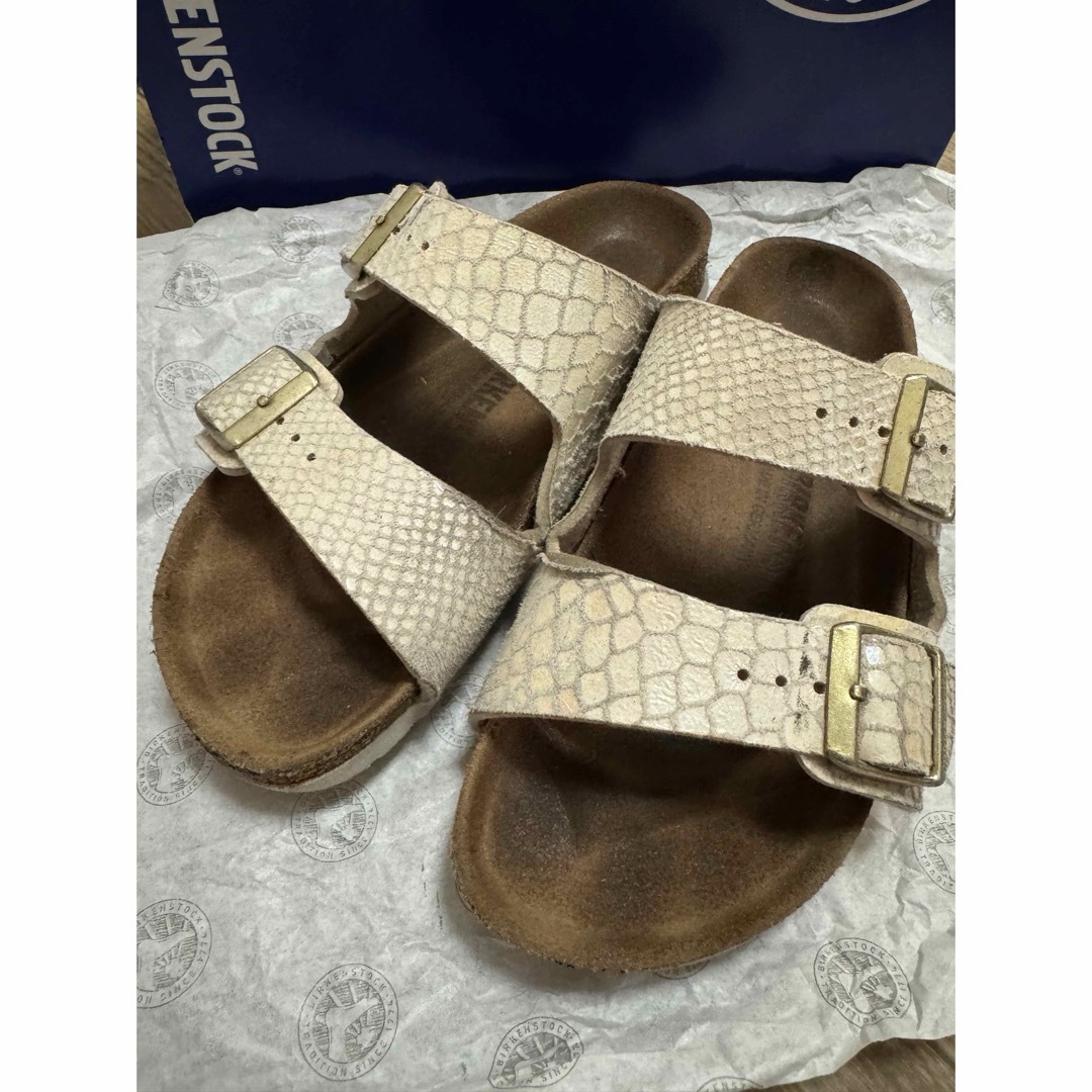 BIRKENSTOCK(ビルケンシュトック)のビルケンシュトック 35 アリゾナ パイソン　ホワイト キッズ/ベビー/マタニティのキッズ靴/シューズ(15cm~)(サンダル)の商品写真