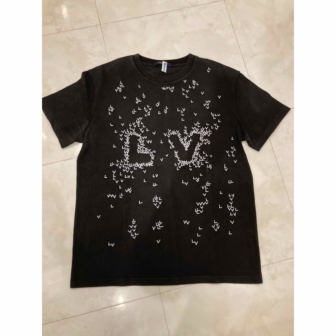 LOUIS VUITTON(ルイヴィトン)のサイズL】ルイヴィトン 22AW LVスプレッド エンブロイダリー 半袖Tシャツ メンズのトップス(Tシャツ/カットソー(半袖/袖なし))の商品写真