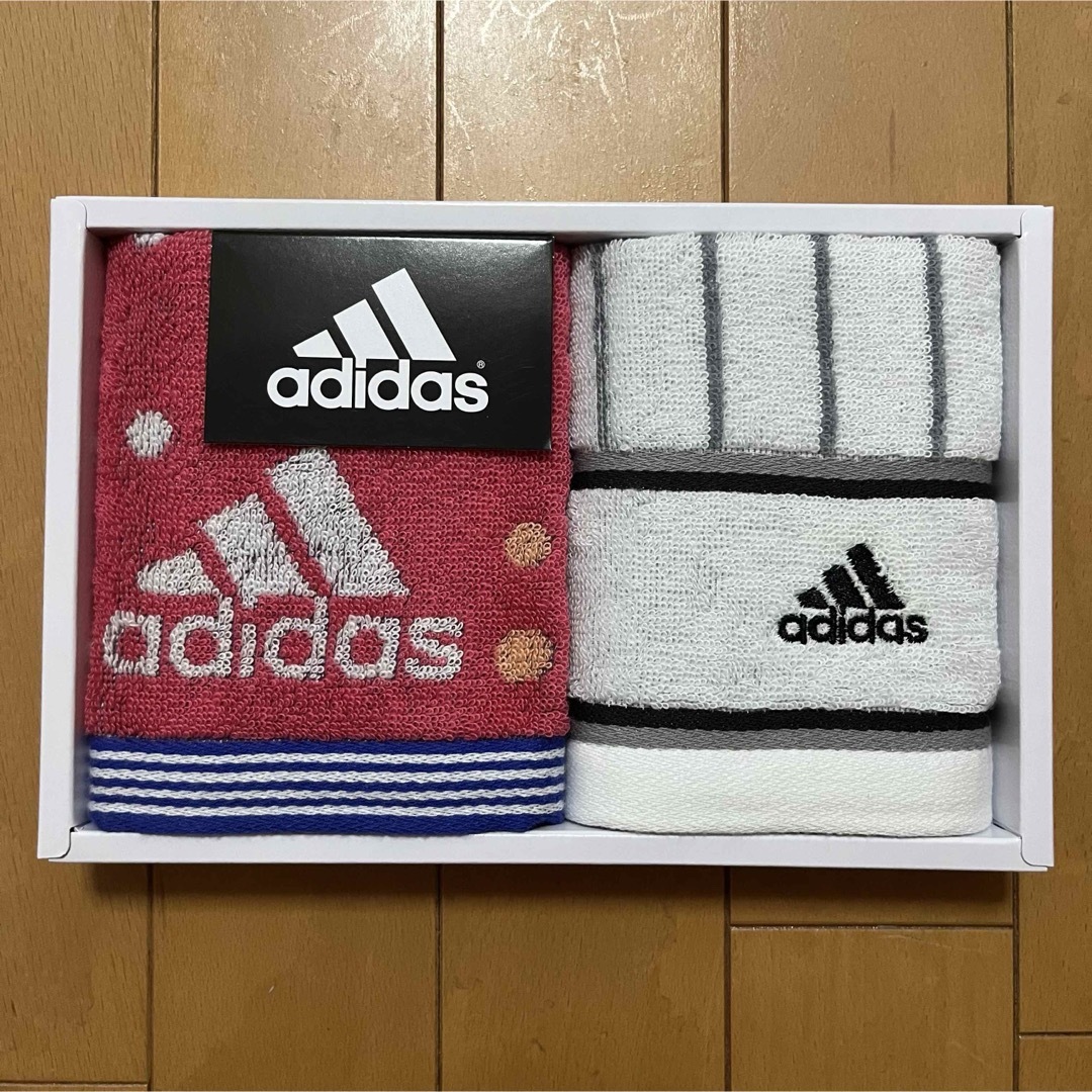 adidas(アディダス)の新品★アディダス ハンドタオル 2枚組 ギフト 箱入り タオルセット インテリア/住まい/日用品の日用品/生活雑貨/旅行(タオル/バス用品)の商品写真