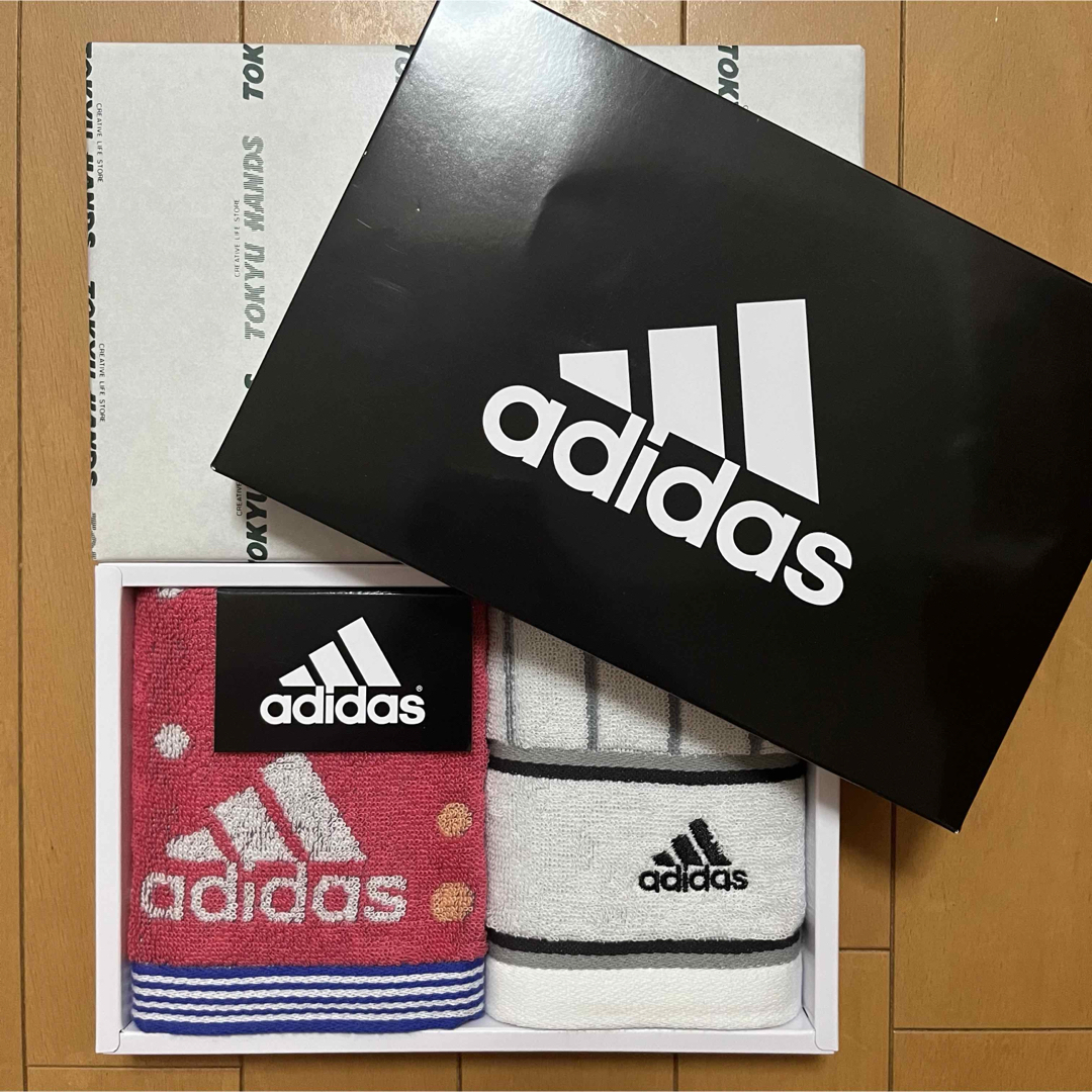 adidas(アディダス)の新品★アディダス ハンドタオル 2枚組 ギフト 箱入り タオルセット インテリア/住まい/日用品の日用品/生活雑貨/旅行(タオル/バス用品)の商品写真