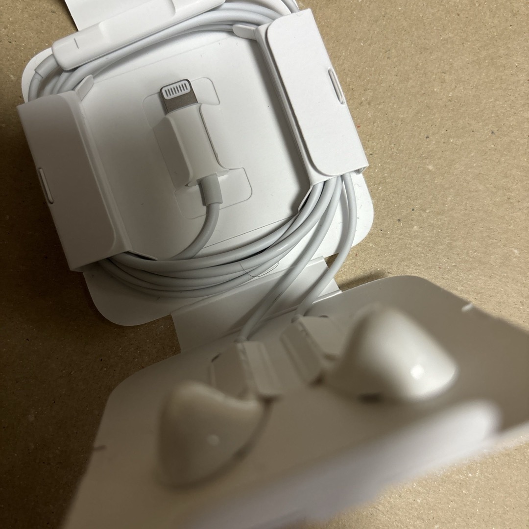 Apple(アップル)のApple純正イヤホン　ライトニング用　未使用 スマホ/家電/カメラのオーディオ機器(ヘッドフォン/イヤフォン)の商品写真