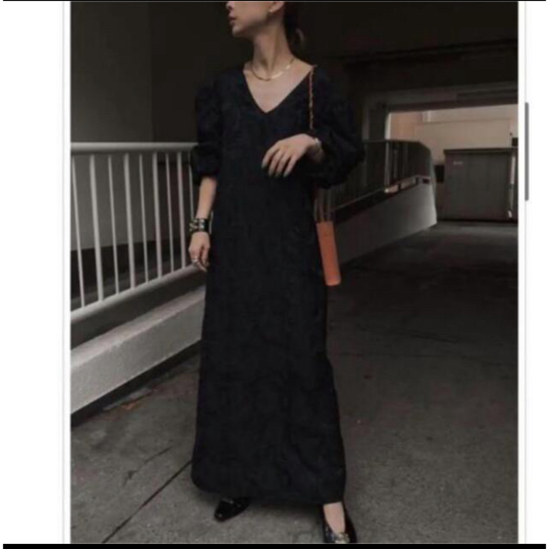 Ameri VINTAGE(アメリヴィンテージ)のアメリヴィンテージ　FLOWER JACQUARD STRAIGHT DRESS レディースのワンピース(ロングワンピース/マキシワンピース)の商品写真