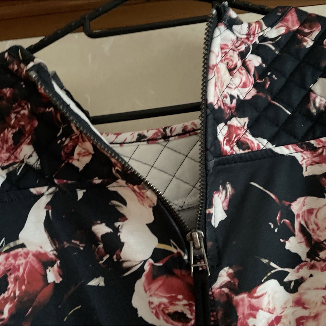 H&M(エイチアンドエム)の【SALE】H&M花柄フォトワンピース レディースのワンピース(ひざ丈ワンピース)の商品写真