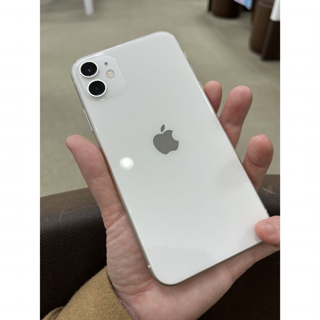 Apple(アップル)のiPhone 11 128GB SIMロック解除済み ホワイト 美品 スマホ/家電/カメラのスマートフォン/携帯電話(スマートフォン本体)の商品写真