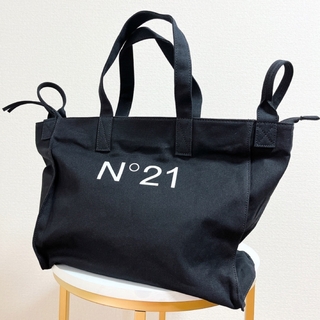 ヌメロヴェントゥーノ(N°21)の新品未使用 N°21 ロゴ入り キャンバストートバッグ ママバッグ ブラック(トートバッグ)