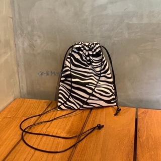 ゼブラ ミニ 巾着 ショルダー バッグ シンプル 韓国 プチプラ モノトーン(ポーチ)