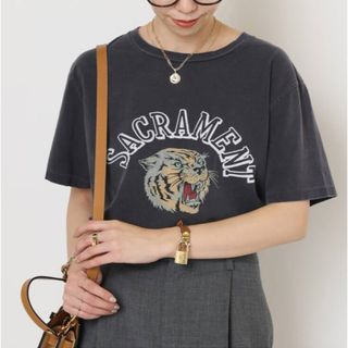 アパルトモンドゥーズィエムクラス(L'Appartement DEUXIEME CLASSE)のREMI RELIEF/レミレリーフ　SACRAMENT TIGER Tシャツ(Tシャツ(半袖/袖なし))