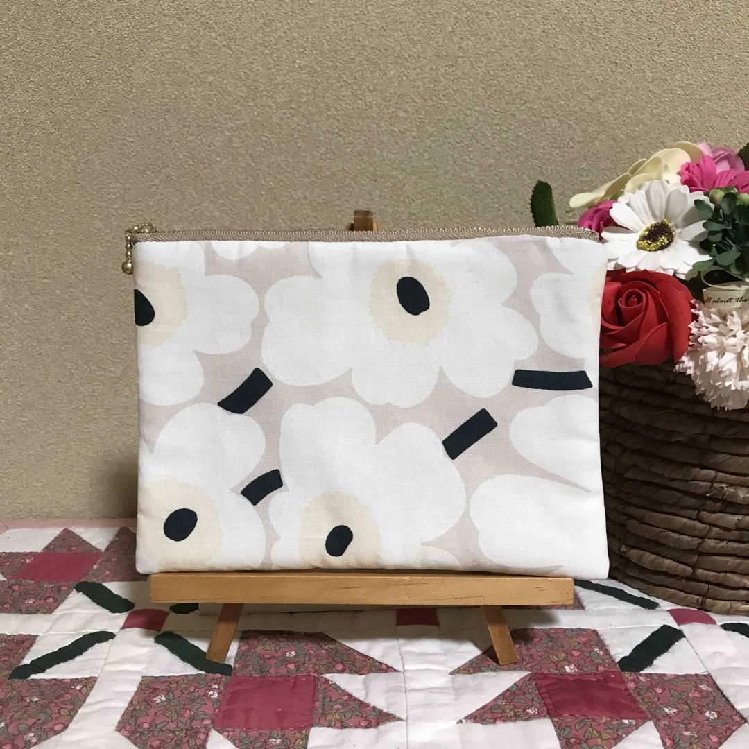 marimekko(マリメッコ)のマリメッコ    生地　ハンドメイド　2021春カラーベージュ　フラットポーチ ハンドメイドのファッション小物(ポーチ)の商品写真