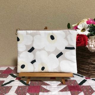 マリメッコ(marimekko)のマリメッコ    生地　ハンドメイド　2021春カラーベージュ　フラットポーチ(ポーチ)