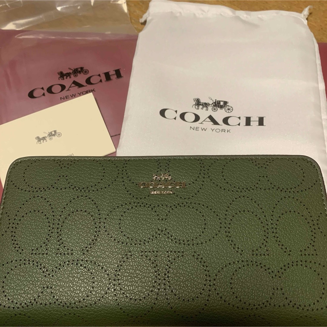 COACH(コーチ)の新品未使用　コーチシグネチャー柄　長財布 レディースのファッション小物(財布)の商品写真