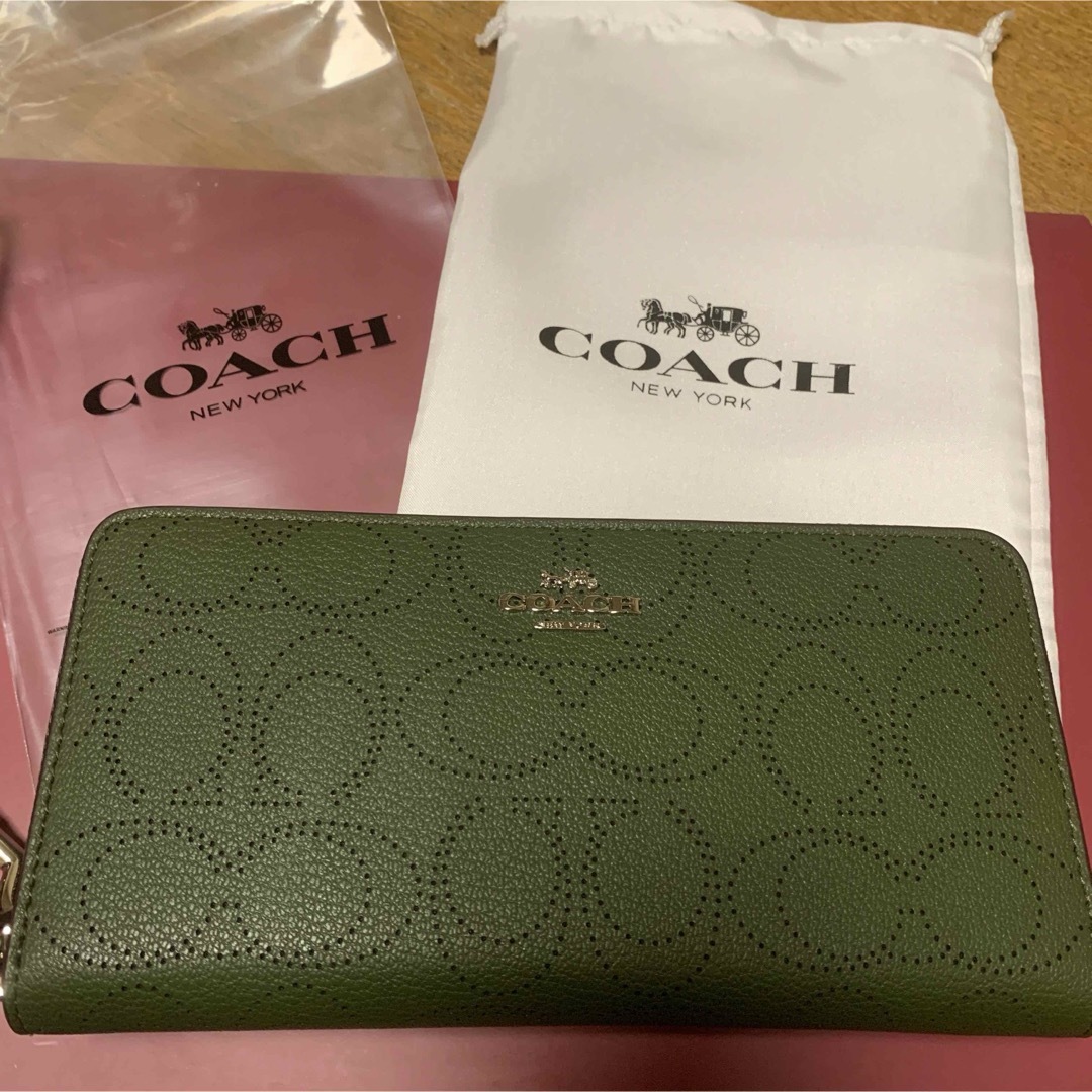 COACH(コーチ)の新品未使用　コーチシグネチャー柄　長財布 レディースのファッション小物(財布)の商品写真