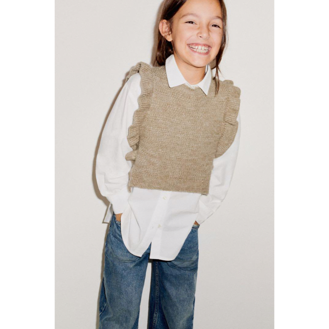 ZARA KIDS(ザラキッズ)の【新品】ZARA KIDS フリル ニットスタイ ベスト S キッズ/ベビー/マタニティのキッズ服女の子用(90cm~)(ニット)の商品写真