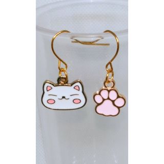 ピンクの肉球とほっぺがピンクの白い猫ピアス(ピアス)