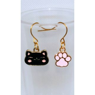 ピンクの肉球とほっぺがピンクの黒い猫ピアス(ピアス)