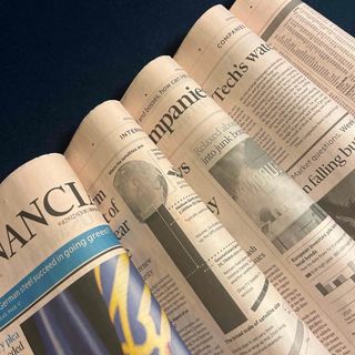 英字新聞FT サーモンピンク色　　　　　　　　　　20頁(見開き5枚)(印刷物)