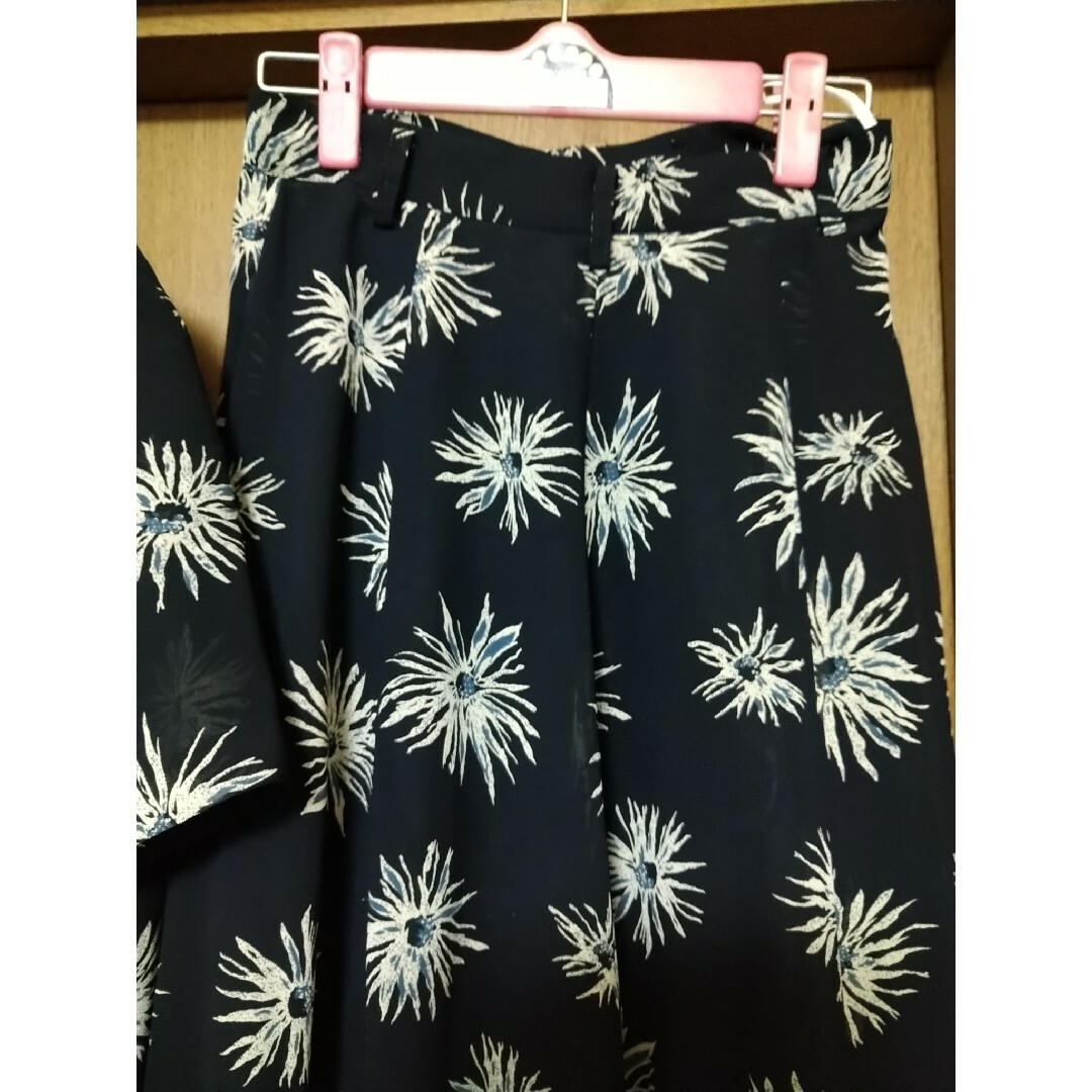 L0303 花柄　黒　ブラウス　スカート　セットアップ　ブラウススーツ　半袖 レディースのレディース その他(セット/コーデ)の商品写真