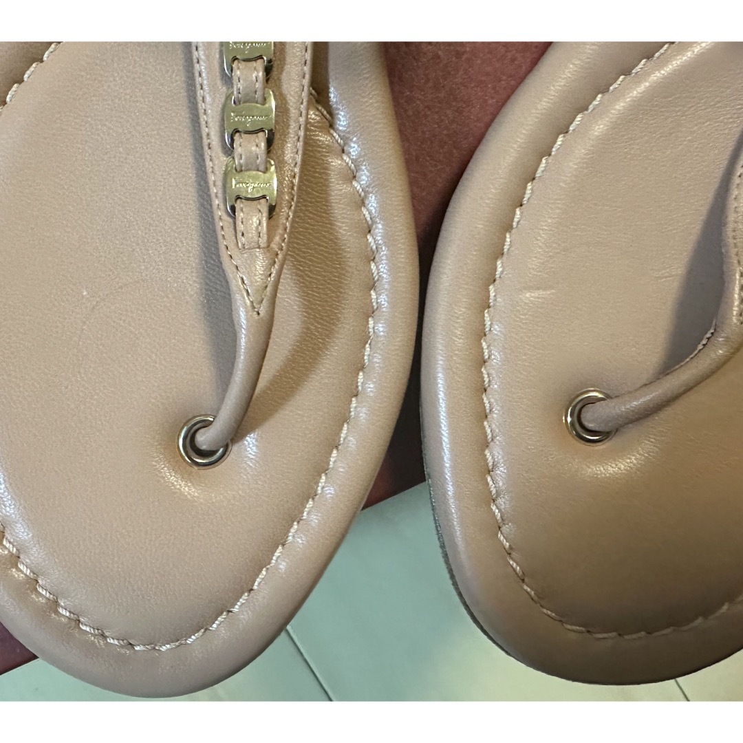 Salvatore Ferragamo(サルヴァトーレフェラガモ)のフェラガモ　サンダル　フラットトング　ピンクベージュ　5.5size 22.５ レディースの靴/シューズ(サンダル)の商品写真