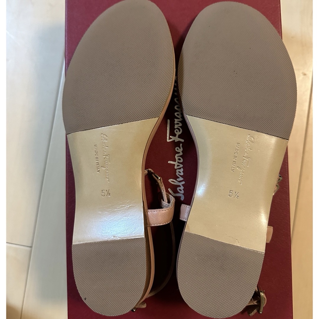 Salvatore Ferragamo(サルヴァトーレフェラガモ)のフェラガモ　サンダル　フラットトング　ピンクベージュ　5.5size 22.５ レディースの靴/シューズ(サンダル)の商品写真