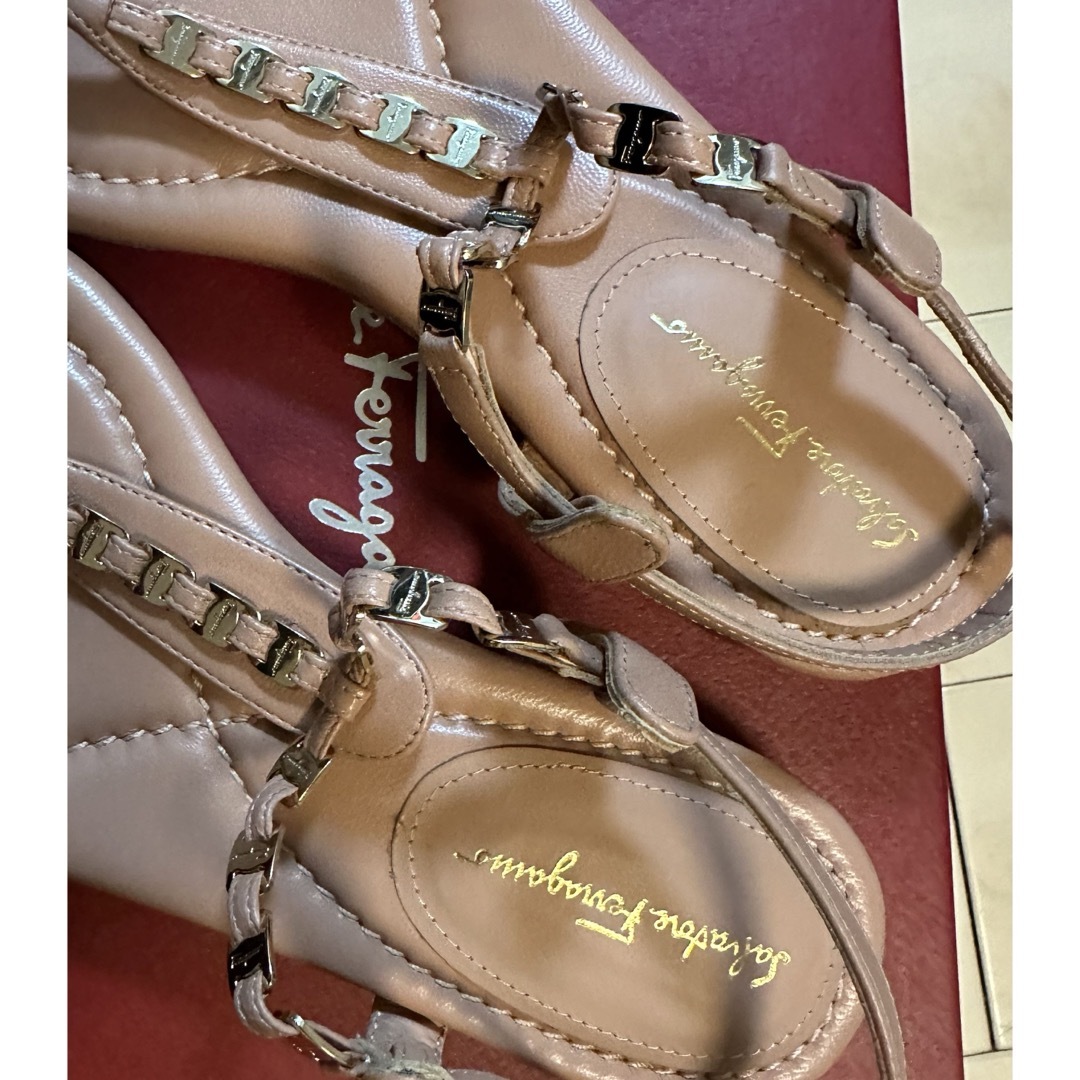 Salvatore Ferragamo(サルヴァトーレフェラガモ)のフェラガモ　サンダル　フラットトング　ピンクベージュ　5.5size 22.５ レディースの靴/シューズ(サンダル)の商品写真