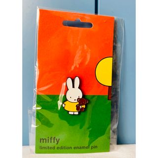 ミッフィー(miffy)のミッフィー65周年限定エナメル製ピンバッヂピンズ　イギリス公式くまちゃん(バッジ/ピンバッジ)