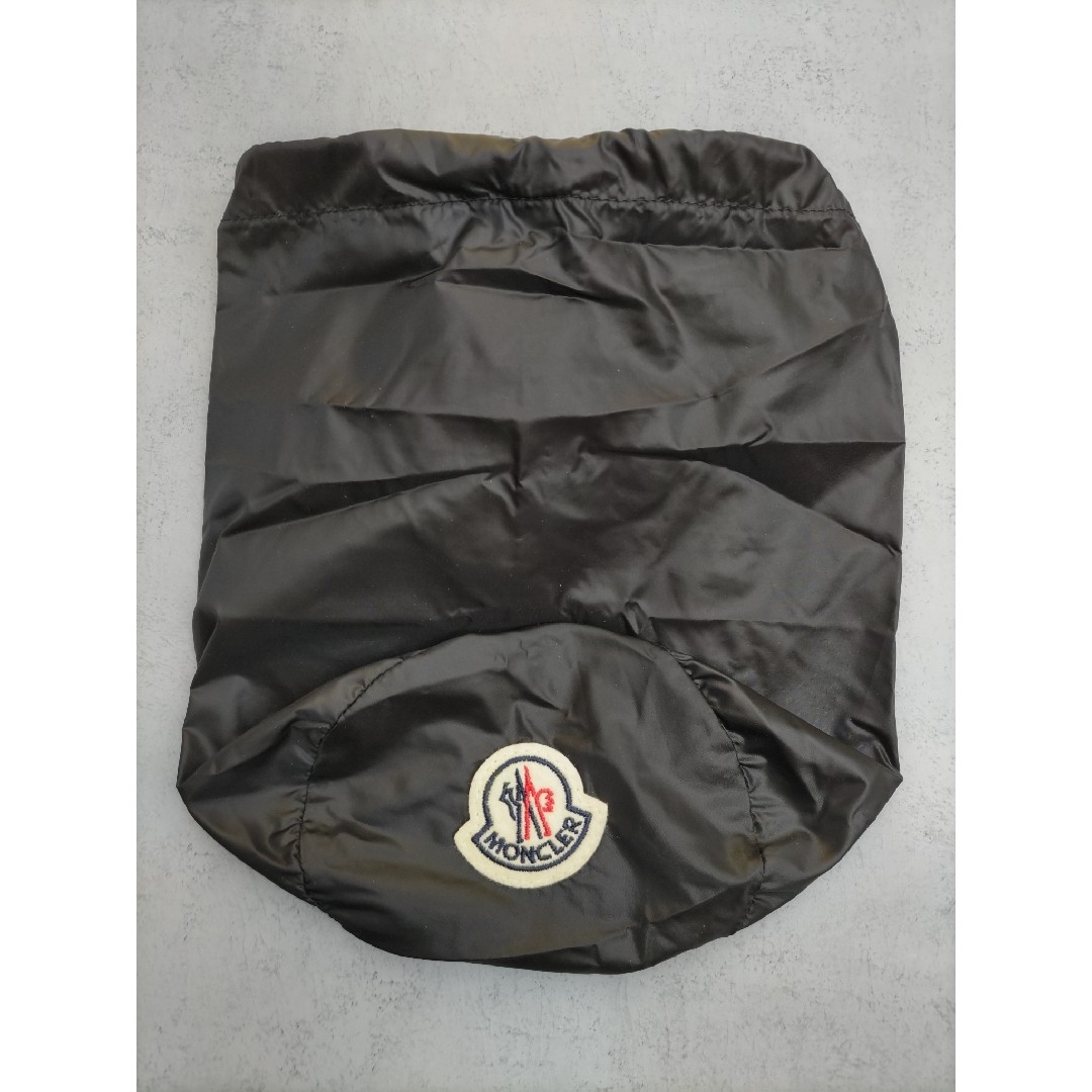 MONCLER(モンクレール)の【新品非売品】モンクレール(MONCLER）ライトダウン収納袋　ロゴワッペン メンズのジャケット/アウター(ダウンベスト)の商品写真