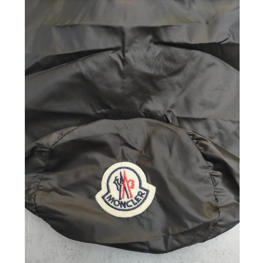 MONCLER(モンクレール)の【新品非売品】モンクレール(MONCLER）ライトダウン収納袋　ロゴワッペン メンズのジャケット/アウター(ダウンベスト)の商品写真