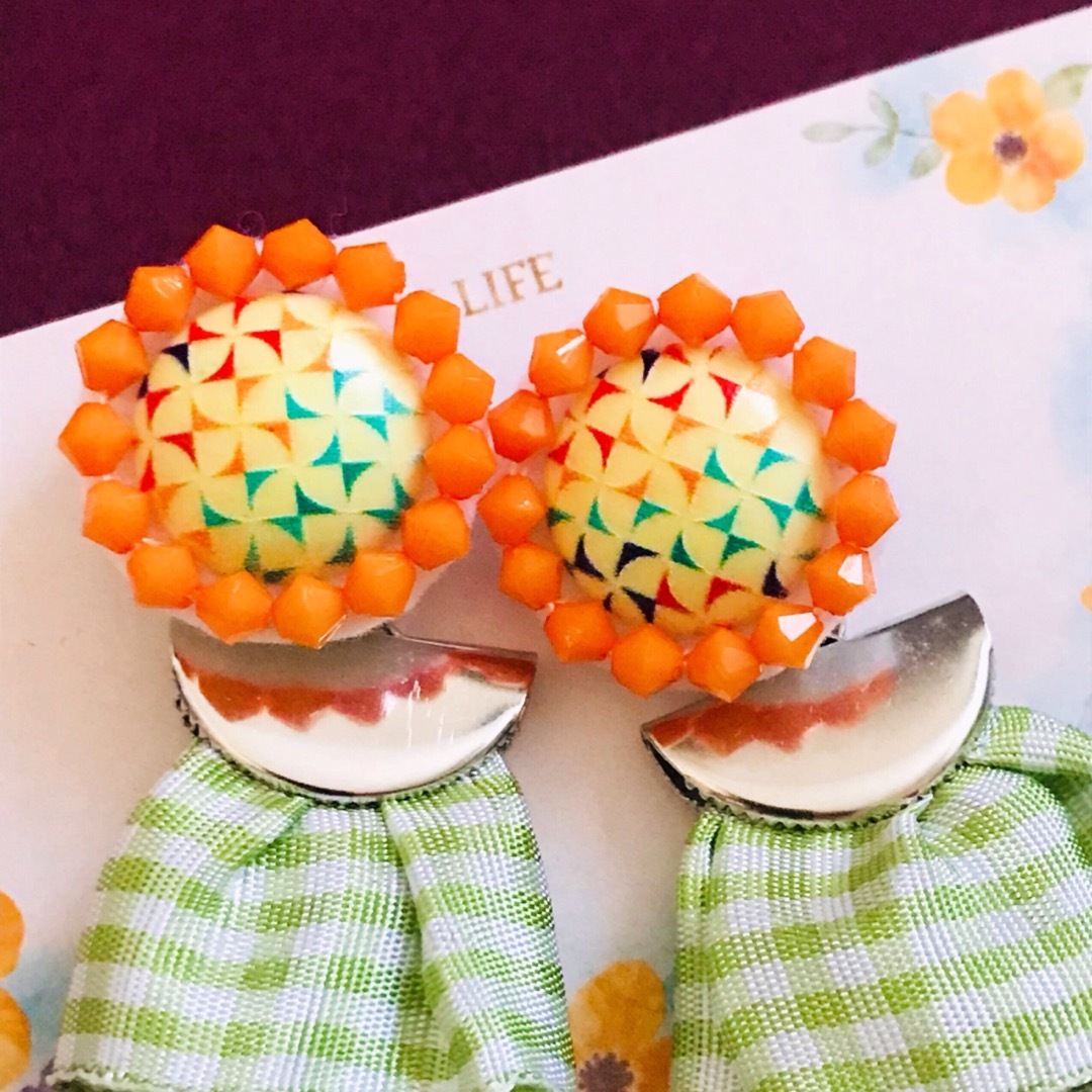 ハンドメイド　ビーズ刺繍ピアス　昭和レトロポップ　アクセサリー　個性的　一点物 ハンドメイドのアクセサリー(ピアス)の商品写真