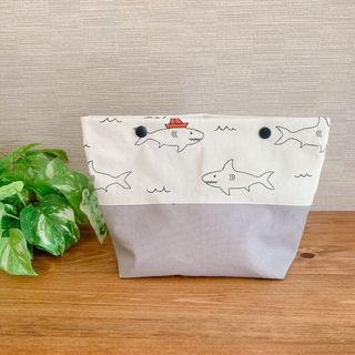 sale❣️【サメ☆お弁当袋　おにぎり袋】お菓子袋　デコレクションズ(外出用品)