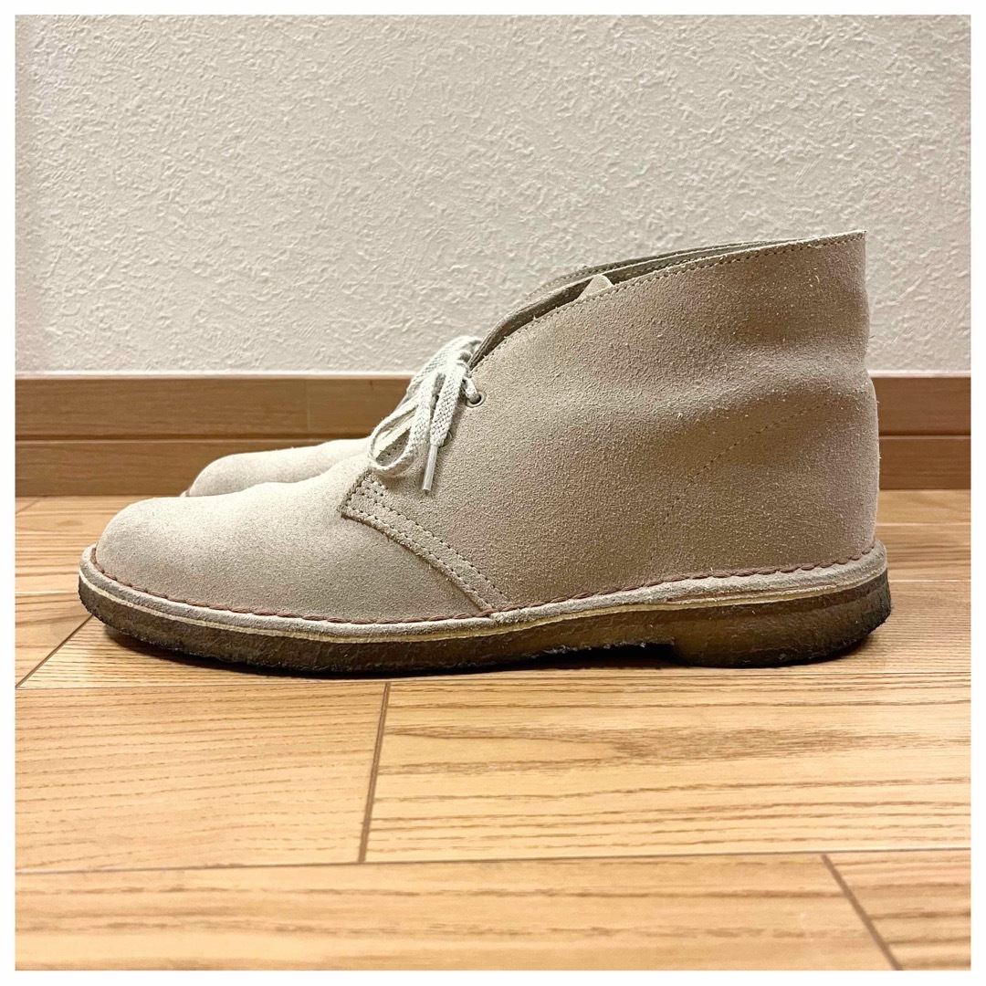 Clarks(クラークス)のClarks　クラークス　デザートブーツ　ベージュ　UK7 1/2  P26㎝ メンズの靴/シューズ(ブーツ)の商品写真