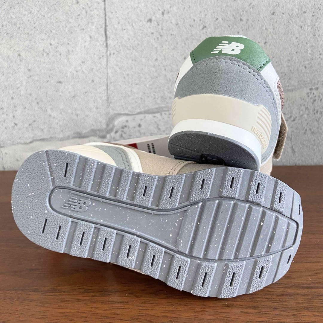 New Balance(ニューバランス)の【新品】14.5センチ ブラウン×グリーン ニューバランス スニーカー キッズ キッズ/ベビー/マタニティのベビー靴/シューズ(~14cm)(スニーカー)の商品写真