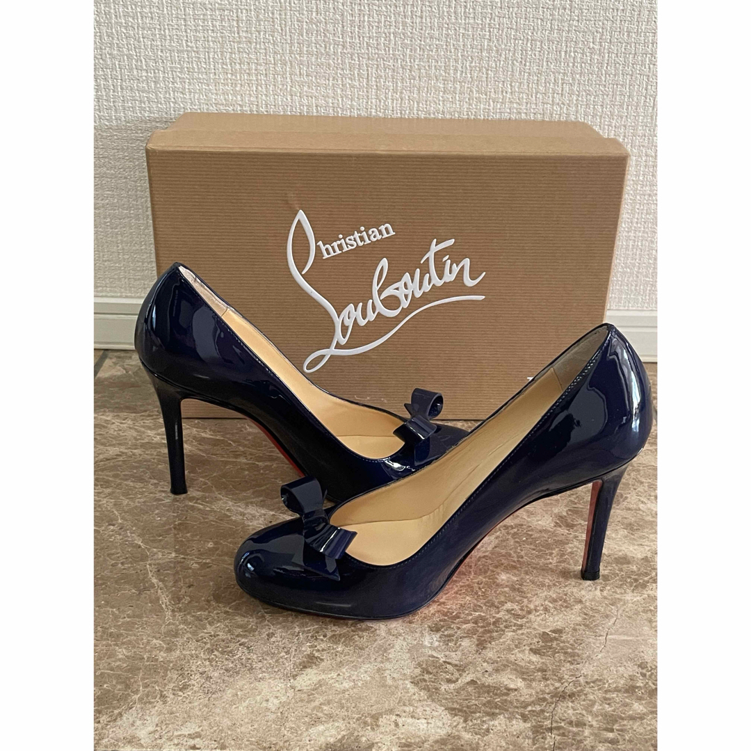 Christian Louboutin(クリスチャンルブタン)のChristian louboutinエナメルリボンパンプス紺35 レディースの靴/シューズ(ハイヒール/パンプス)の商品写真