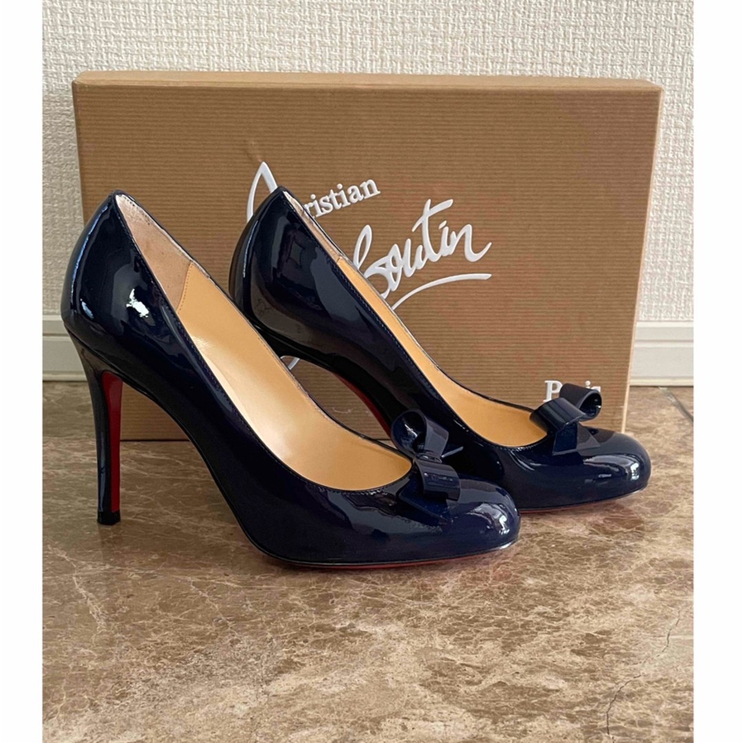 Christian Louboutin(クリスチャンルブタン)のChristian louboutinエナメルリボンパンプス紺35 レディースの靴/シューズ(ハイヒール/パンプス)の商品写真