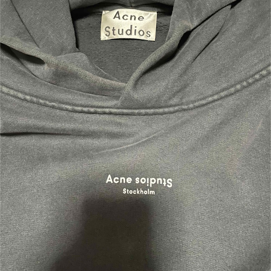 Acne Studios(アクネストゥディオズ)のAcne Studios リバースロゴパーカー メンズのトップス(パーカー)の商品写真