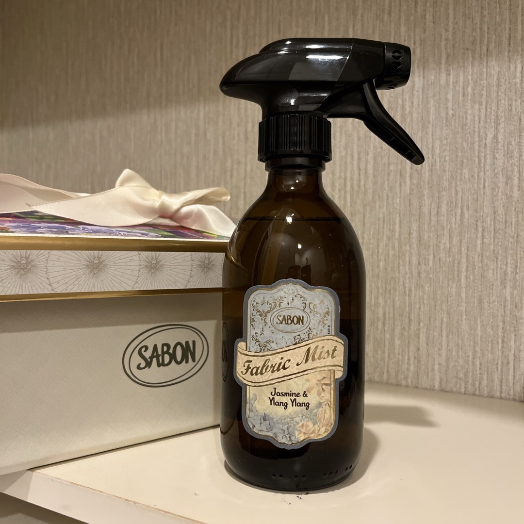 SABON(サボン)のSABON サボン　ファブリックミスト　ジャスミン&イランイラン コスメ/美容のリラクゼーション(アロマスプレー)の商品写真