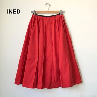 イネド(INED)のINED ミディ丈 タックフレアスカート(ひざ丈スカート)