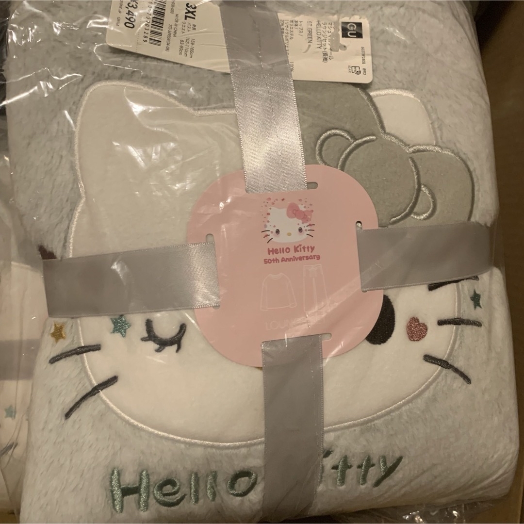 GU(ジーユー)の【3XL】マシュマロフィールラウンジセット(長袖) HELLO KITTY GU レディースのルームウェア/パジャマ(パジャマ)の商品写真