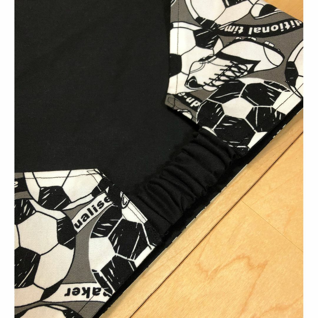 【オーダー品】　エプロンセット　サッカー　ボール　スパイク　ブラック ハンドメイドのキッズ/ベビー(外出用品)の商品写真