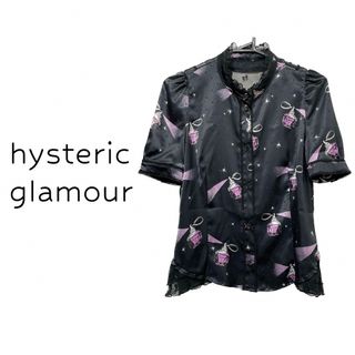 ヒステリックグラマー(HYSTERIC GLAMOUR)のヒステリックグラマー【美品】パフューム柄 サテン×レース 半袖 ブラウス(シャツ/ブラウス(半袖/袖なし))