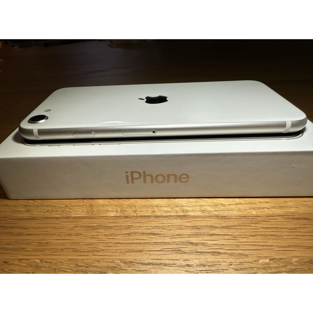 Apple(アップル)のアップル iPhoneSE 第3世代 64GB スターライト スマホ/家電/カメラのスマートフォン/携帯電話(スマートフォン本体)の商品写真